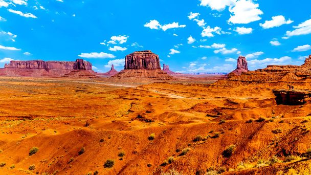 Άλογο στο John Ford Point με πανύψηλους κόκκινους σχηματισμούς ψαμμίτη του Sentinel Mesa, Merrick Butte και Mitten Buttes στο Monument Valley Navajo Tribal Park έρημο τοπίο στα σύνορα της Αριζόνα και της Γιούτα, Ηνωμένες Πολιτείες - Φωτογραφία, εικόνα