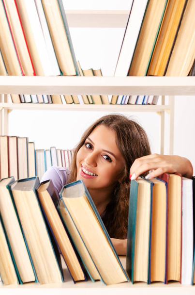 Jeune étudiante se préparant aux examens à la bibliothèque - Photo, image