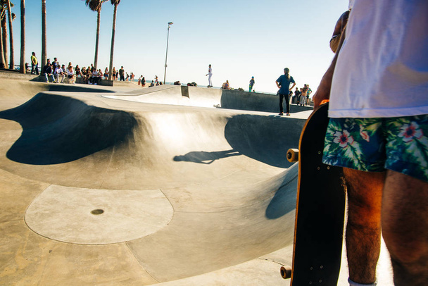 California, Los Angeles - giugno, 2019 Skater boy per strada a Los Angeles. Skateboard a Venezia spiaggia
 - Foto, immagini