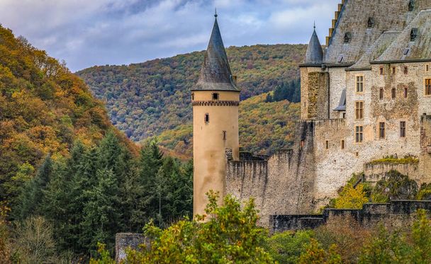 Vianden Castle, Luxemburgin parhaiten säilynyt muistomerkki, yksi suurimmista linnoista länteen Reinin romaaninen tyyli
 - Valokuva, kuva
