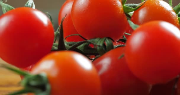 Tomates de cereja em um ramo, vista de perto
 - Filmagem, Vídeo