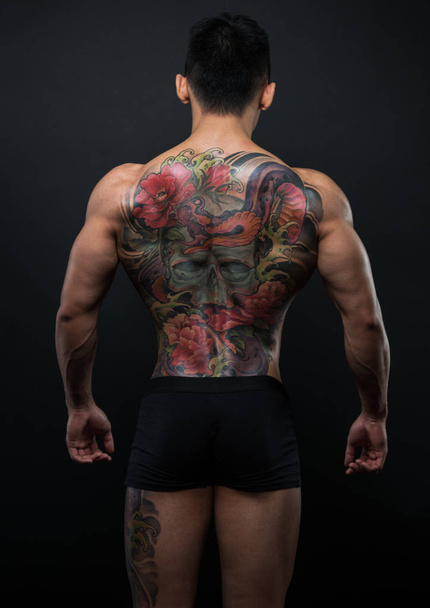 Азиатская модель с татуировкой
 - Фото, изображение