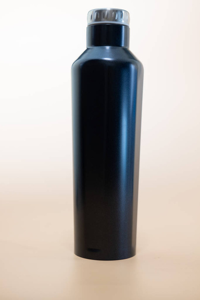 Bottiglia thermos nera in acciaio inox per acqua
 - Foto, immagini