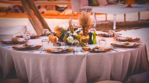 Elegant versierde trouwtafel set - Foto, afbeelding