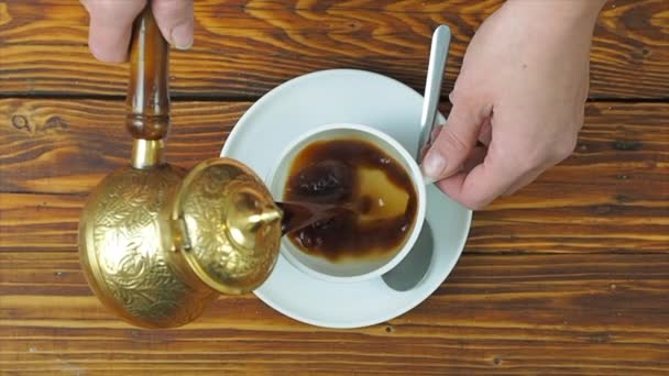 Nő öntés fekete kávé török hagyományos kávéskanna  - Felvétel, videó