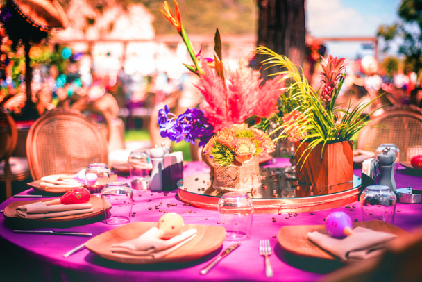 Элегантное украшение цветов для празднования, свадьбы, мероприятия или дня рождения
 - Фото, изображение