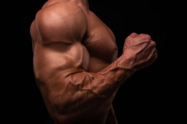 Modelo masculino musculado bíceps de flexão  - Foto, Imagem