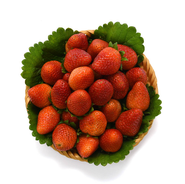  aardbeienfruit geïsoleerd op witte achtergrond - Foto, afbeelding