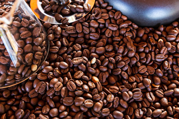 Nahaufnahme von braunem Kaffee. Kaffeebohnen Hintergrund. Raumfüllender Witz - Foto, Bild