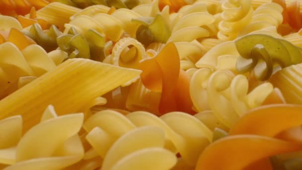 Konzept der nationalen Küche. eine Menge der verschiedenen rohen italienischen Pasta - Filmmaterial, Video