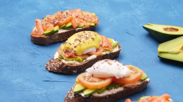 Πρωινό και Snack Concept. Μπρουσκέτες σε μπλε τραπέζι - Πλάνα, βίντεο