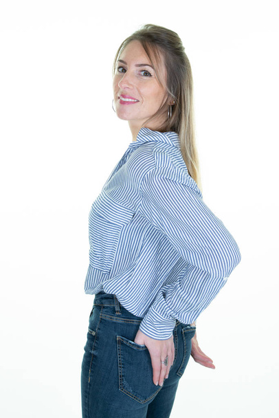 Mujer rubia joven sobre fondo blanco aislado riendo en ropa azul camisa jeans moda casual
 - Foto, Imagen