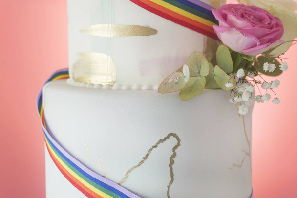 Ciasto weselne izolowane lgbt - Zdjęcie, obraz