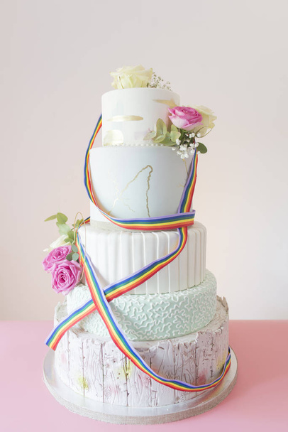 Wedding cake isolated lgbt - Фото, зображення