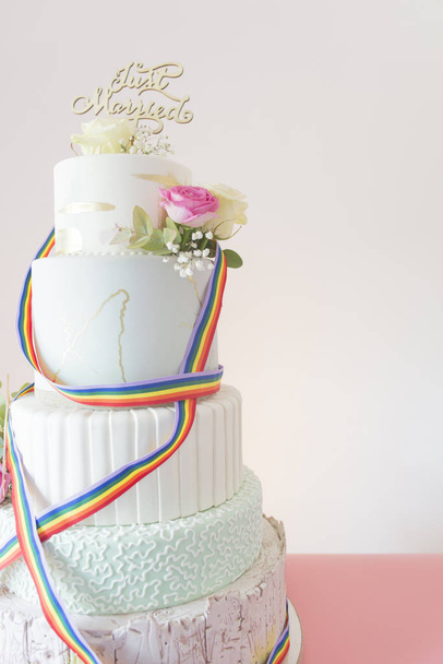 Wedding cake isolated lgbt - Foto, afbeelding