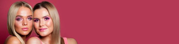 Mooie dames modellen met mode make-up op roze banner backgr - Foto, afbeelding