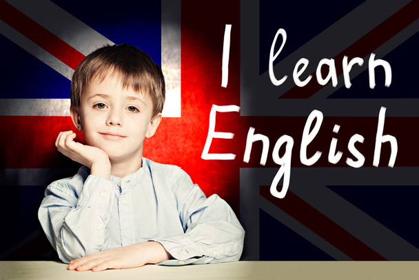 Joyeux enfant intelligent sur fond de drapeau britannique. Apprendre l'anglais
  - Photo, image