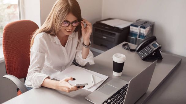 Mujer de negocios trabajando en el ordenador portátil en su oficina personal, concepto de poder de la mujer
 - Foto, imagen