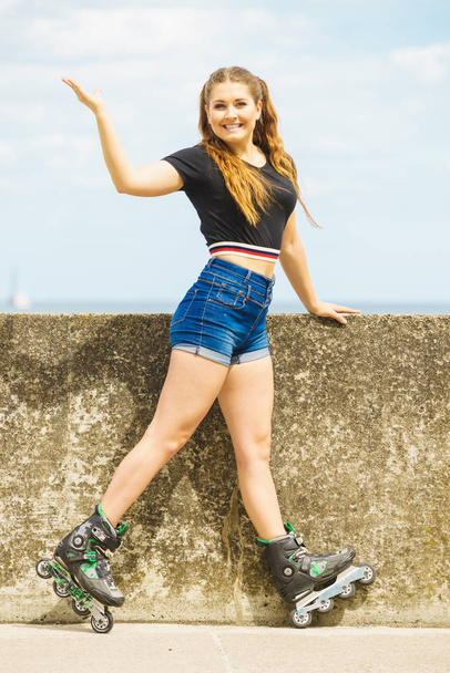 Fit girl with roller skates outdoor - Foto, Imagen