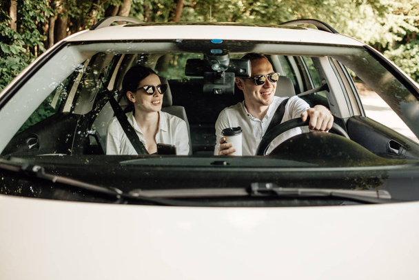 Boldog utazó pár együtt élvezi Road Trip, nyaralás koncepció, Ünnepek városon kívül, két vidám emberek - Fotó, kép