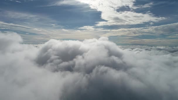 Drón repül a felhők felett, gyönyörű égbolttal. Nagy táj. - Felvétel, videó