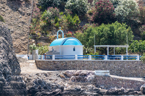 Εκκλησία με μπλε στέγη κοντά στη Στεγνά στην ανατολική πλευρά του ελληνικού νησιού - Φωτογραφία, εικόνα