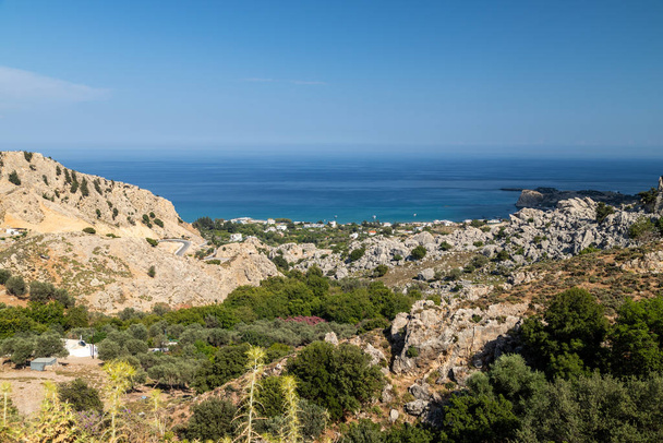 Vista panorámica de la playa de Stegna en la isla Geek Rodas con rocas en
  - Foto, imagen