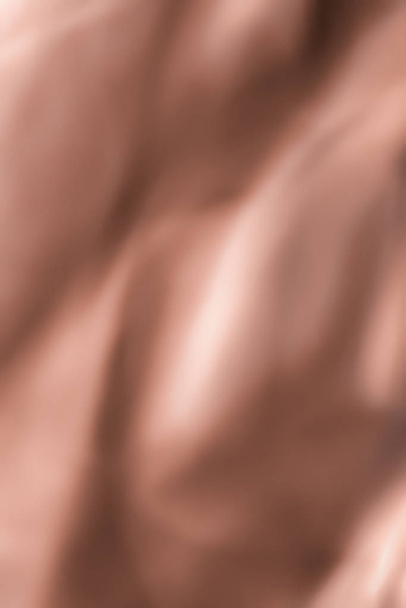 Бежевый абстрактный фон, шелковая текстура и волновые линии в мо
 - Фото, изображение