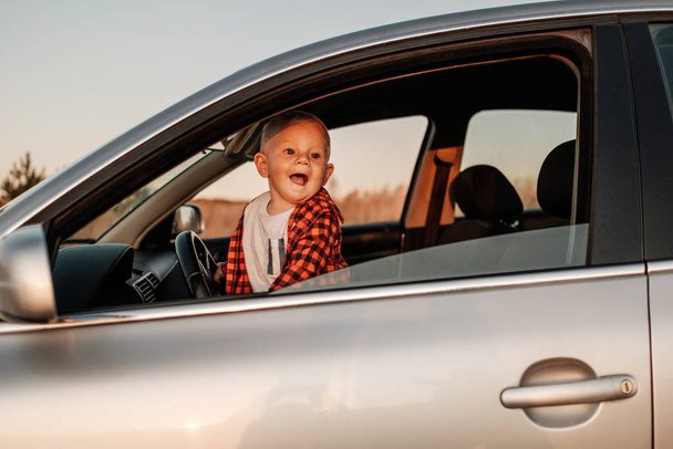 Portret chłopca bawiącego się samochodem - Zdjęcie, obraz