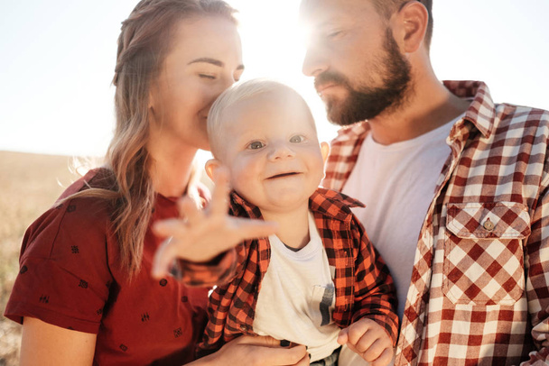 Mutlu Genç Aile Anne ve Baba Küçük Oğullarıyla Yaz Haftasonu Pikniği Sunny Day Sunset, Tatil Zamanı - Fotoğraf, Görsel