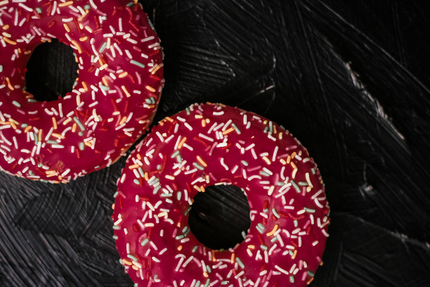 Milchbestreute Donuts, süßes Gebäck-Dessert auf rustikalem Holz  - Foto, Bild