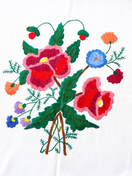   flores bordadas en un ramo sobre un fondo blanco, decoración de tela étnica, bordado popular ucraniano
 - Foto, imagen