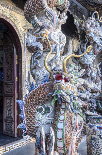 Dalat, Vietnam. 2019. december 13.: A szabadtéri turisztikai tevékenység helyszíne és a gyönyörű építészeti mozaik stílus üvegszilánkokból, kerámiából és porcelánból a Linh Phuoc Pagodában. - Fotó, kép