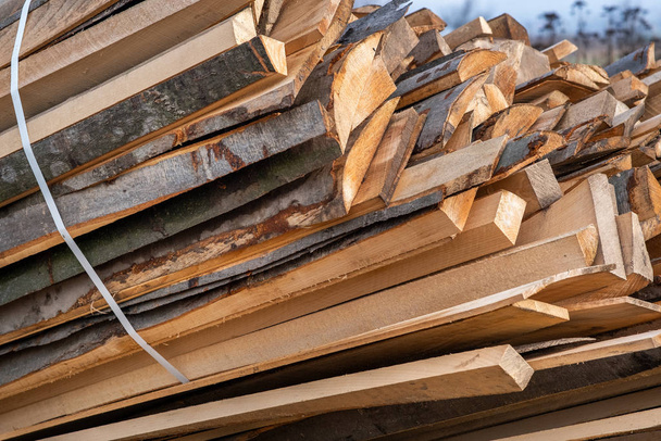 Стек деревянных досок, подготовленный для резки цепочкой для пожара
 - Фото, изображение
