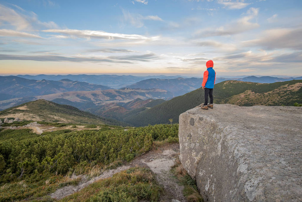 Niño pequeño excursionista de pie en las montañas disfrutando de la vista de ama
 - Foto, imagen
