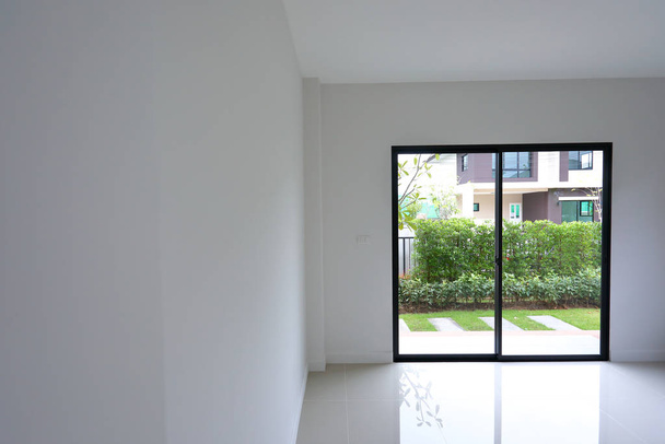 habitación interior de pared blanca vacía con puerta corredera en casa residencial nueva
 - Foto, Imagen