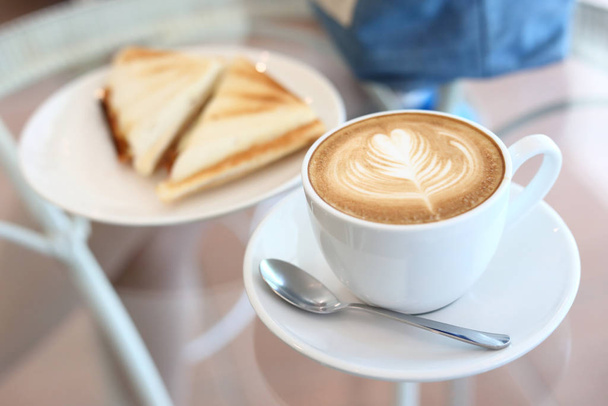 ホット・ラテ・コーヒーとサンドイッチは朝のテーブル・ブレックファーストに - 写真・画像