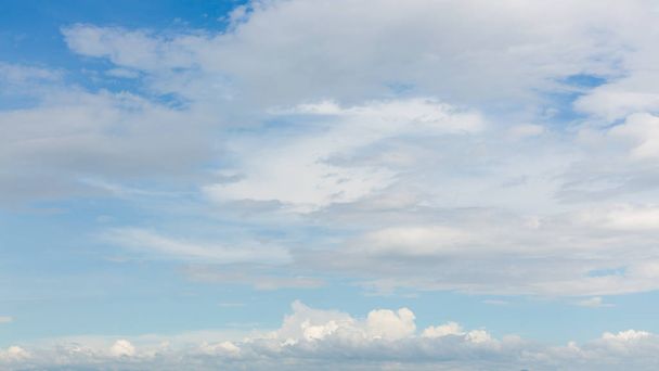 drammatica nube che si muove sopra il cielo blu, nuvoloso giorno sfondo meteo
 - Foto, immagini