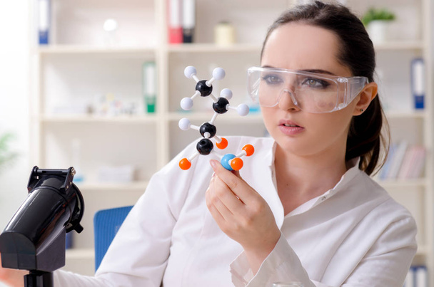 Jovem química do sexo feminino trabalhando no laboratório
 - Foto, Imagem