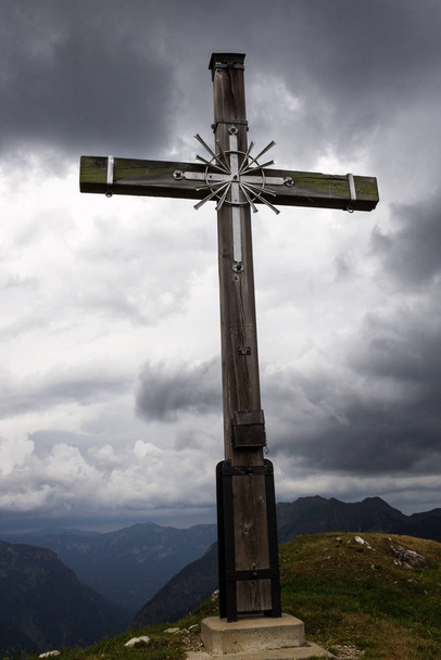Cima Croce del Monte Hoher Ziegspitz, 1864 m nelle Alpi Ammergauer, Garmisch-Partenkirchen, Alta Baviera, Germania
 - Foto, immagini