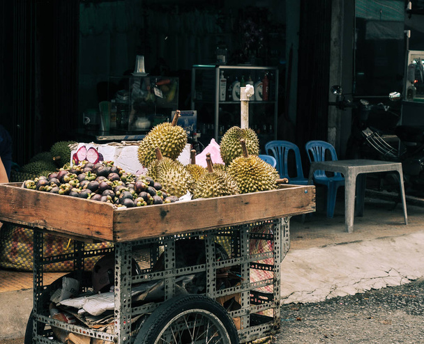 Frutti duriani crudi in vendita al mercato rurale
  - Foto, immagini