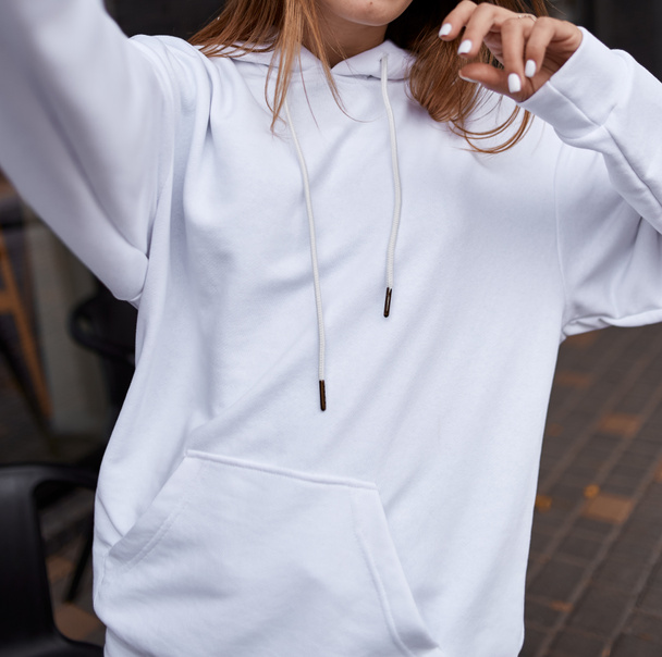 mladá dívka nosí bílou mikinu - Fotografie, Obrázek