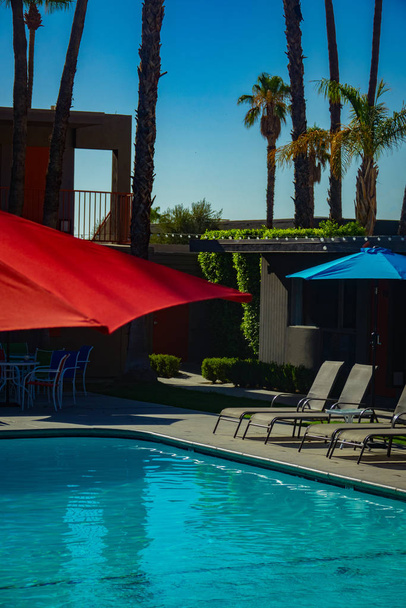 Piscina retrò California Motel con ombrelloni e palme
 - Foto, immagini