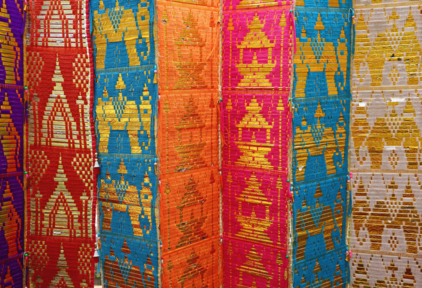 Colorida Tailandia Región Norte Tradicional Bandera Larga o Toong en Templo Budista
 - Foto, Imagen