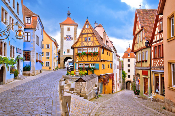 Strada acciottolata e architettura del centro storico di Rothenburg o
 - Foto, immagini