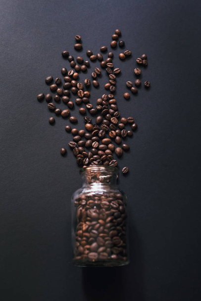 黒を背景にしたコーヒー豆. - 写真・画像