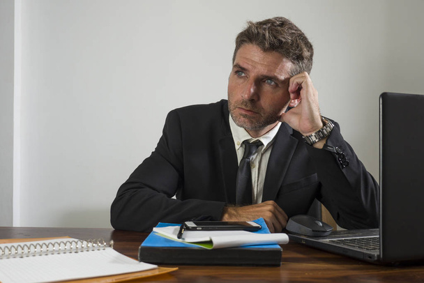 Erschöpfter Finanzmanager leidet unter Stress - Porträt eines gestressten und müden Geschäftsmannes, der frustriert arbeitet und sich verärgert fühlt  - Foto, Bild
