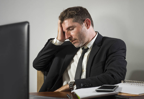 виснажений фінансовий виконавчий чоловік страждає стресом - портрет корпоративного ділового способу життя напруженого і втомленого бізнесмена, який працює розчарований проблемою відчуття засмученості
  - Фото, зображення