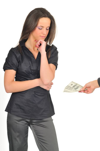 Frau schaut auf Dollarscheine in der Hand - Foto, Bild