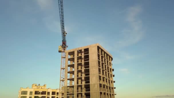 Вид с воздуха на бетонный каркас строящегося высокого недостроенного жилого дома в городе. - Кадры, видео